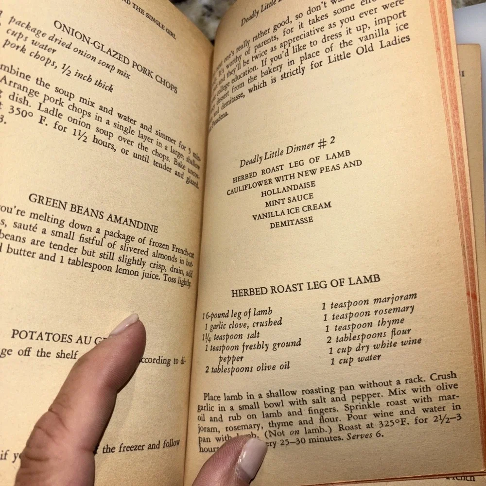 Saucepans and the Single Girl Vintage Paperback 1968‎ Cookbook. 3693.